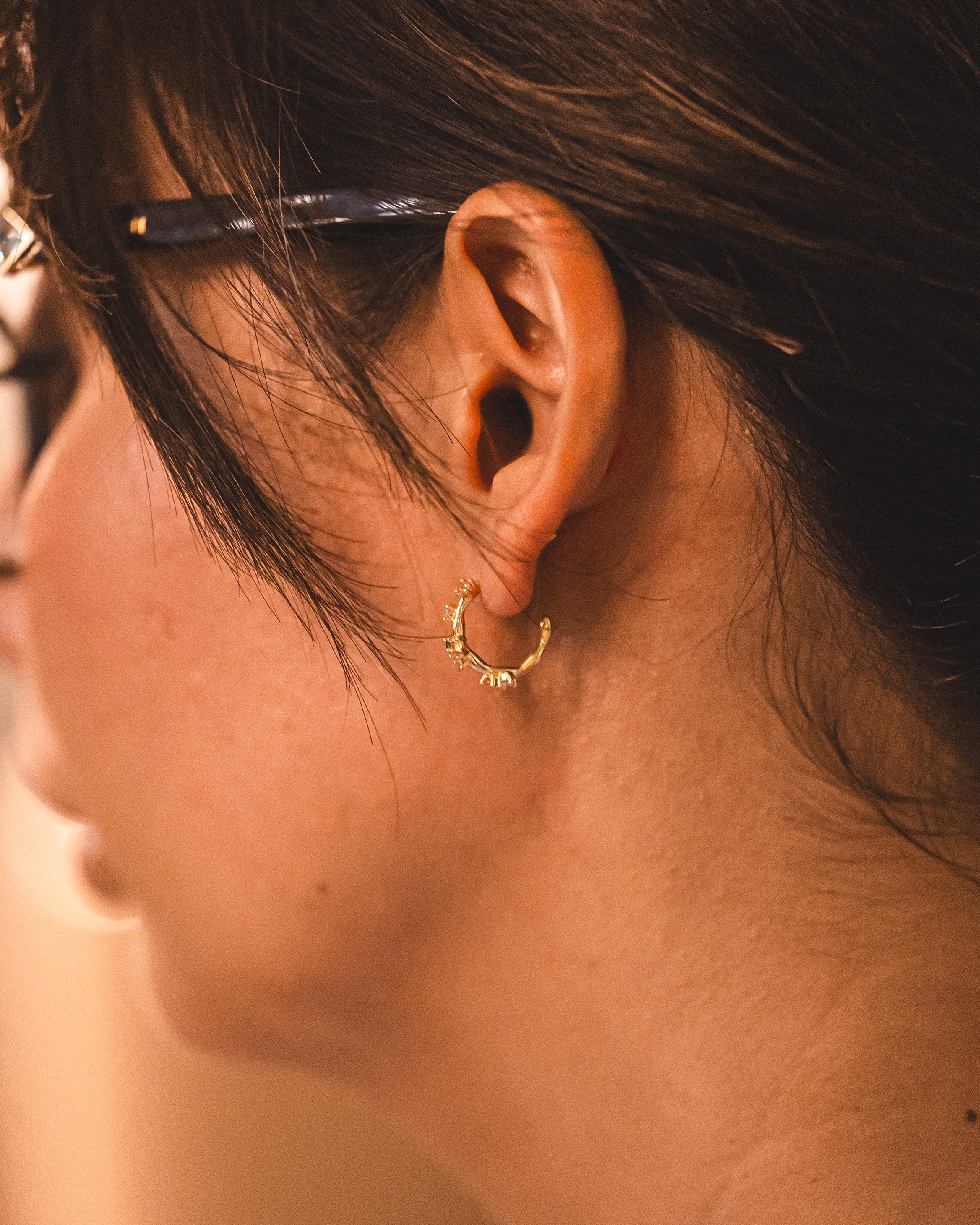 PENDIENTE HALO (medio aro con circonios de colores)