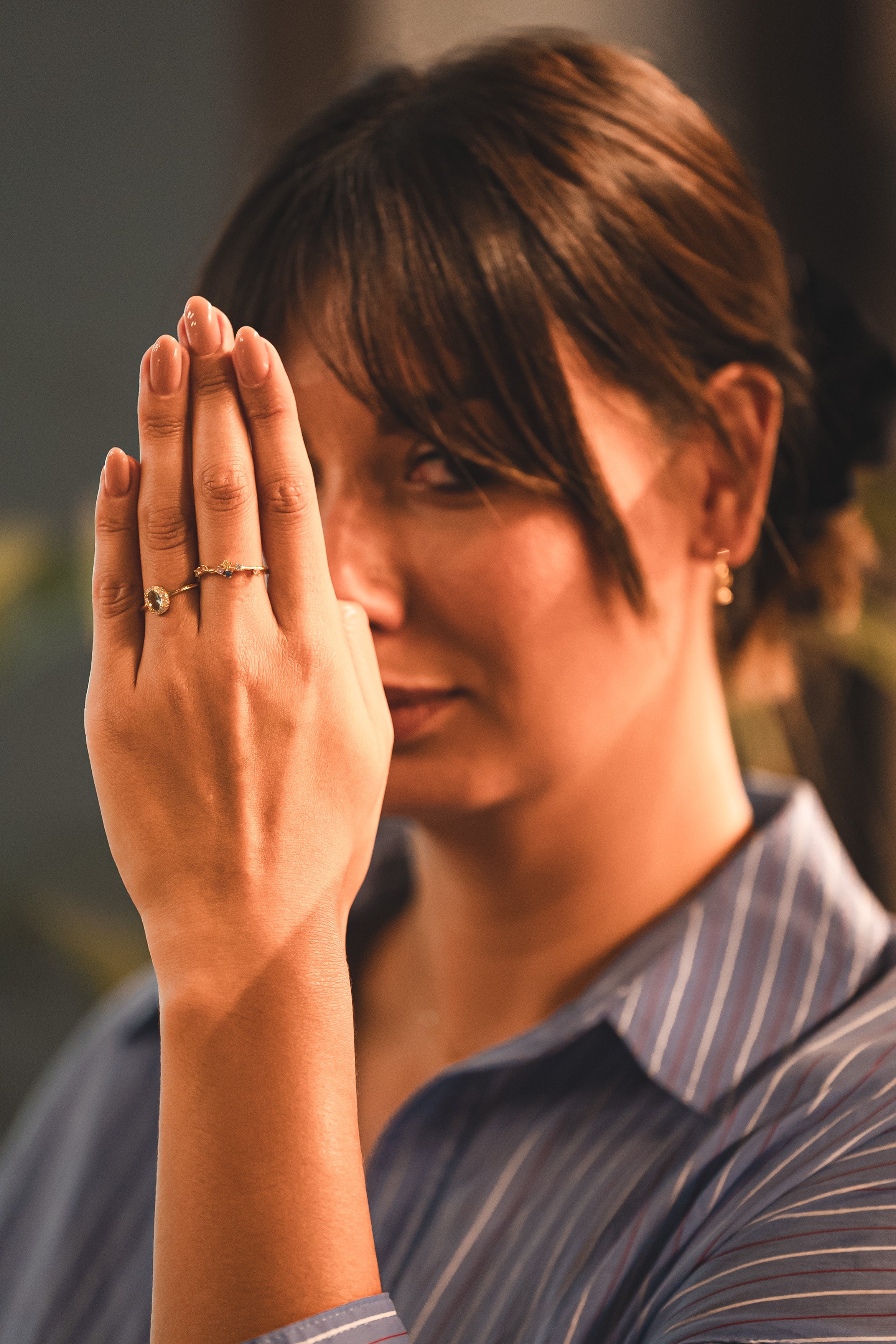 PENDIENTE HALO (medio aro con circonios de colores)